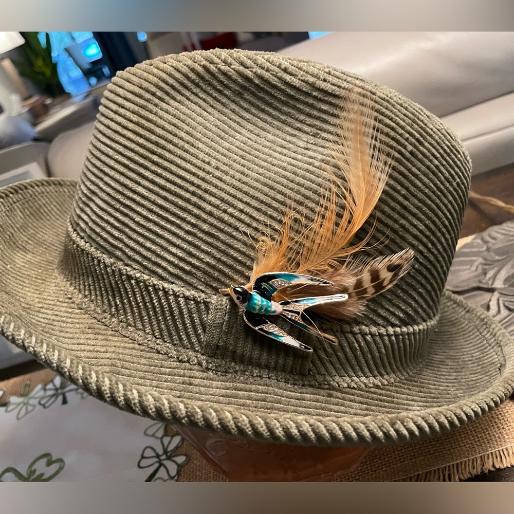 Vintage olive green fedora, likely a size small, with bird pin and two feathers